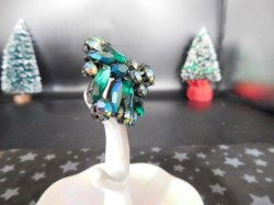 green rhinestone brooch side